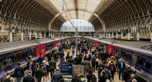 Collisione treni a Bedford: morto macchinista, decine feriti